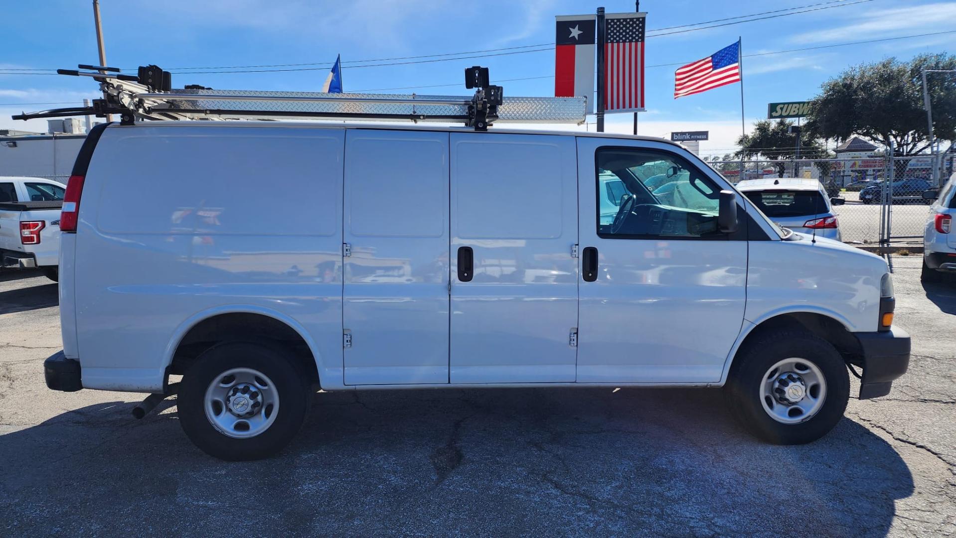 2020 White Chevrolet Express 3500 Cargo (1GCZGGFG7L1) with an 6.0L V8 OHV 16V FFV engine, 6A transmission, located at 1842 Wirt Road, Houston, TX, 77055, (713) 973-3903, 29.805330, -95.484787 - Photo#5